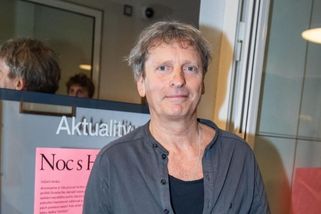 David Prachař se potřetí oženil. Vzal si o více než 30 let mladší herečku Sarah Haváčovou