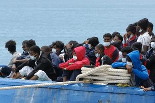 Německé neziskovky přivezly do Itálie už desítky tisíc ilegálních migrantů. Řím chce od Berlína kompenzaci - Echo24.cz