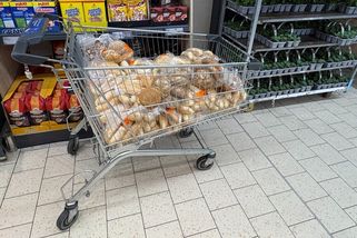 Naložil celý košík zlevněným pečivem. Když řekl, co s ním dělá doma, začalo to dávat smysl