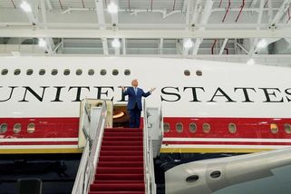 „Luxus, jaký ještě nikdo neviděl,“ chlubí se Trump darovaným Air Force One - Seznam Zprávy