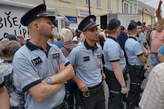 Potyčka před Babišem. Jeho fanoušci napadli report...