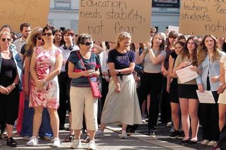 Studenti gymnázia v Jablonci vyzvali ředitelku k odstoupení. Situace ve škole je vyostřená měsíce - Novinky