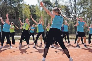 Brigáda v ráji, nebo tvrdá dřina? Byli jsme na školení, kde se budoucí animátoři učí „úsměv číslo dvanáct“ - Novinky