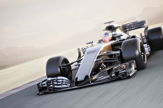 Formule a závoďák svištěly po Pražském okruhu. Video se šíří na sítích - Novinky