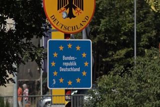 Hotové peníze, kanystry i nože. Podívejte se, za co všechno můžete v zemích EU dostat pokutu