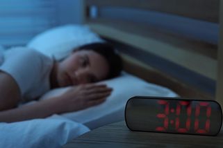 Budíte se ve tři ráno a nemůžete znovu usnout? Pomoci může 30sekundový trik - Novinky