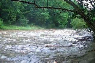 Během pár vteřin. Video zachytilo bleskový nástup povodňové vlny na Bečvě - Novinky