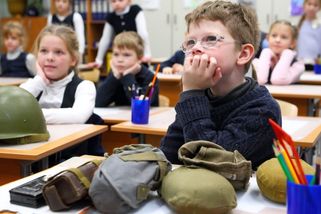 Výcvik už v lavicích. Rusko militarizuje školy i na okupované Ukrajině - Seznam Zprávy