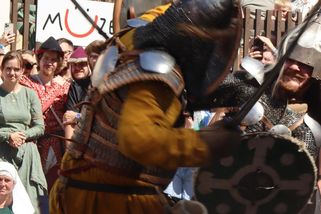 Upalte ji! Tisíce fanoušků Kingdom Come obsadily tvrz u Kutné Hory - Seznam Zprávy