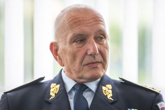 Zběhnutí od velvyslance, pohřeb Komorousova tchána. Ochranku politiků prošetřují - Seznam Zprávy
