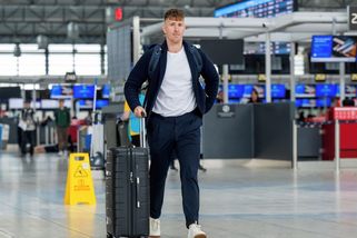 Hokejisté odletěli na MS v novém ohozu, jen Červenkovi bylo sako malé. Dělám hodně kliků, říkal - Sport.cz