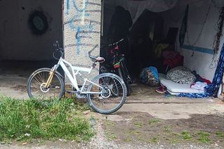 Koumáci z plzeňské garáže. Elektřinu si natáhli od kandelábru, kabel zakryli senem - Novinky