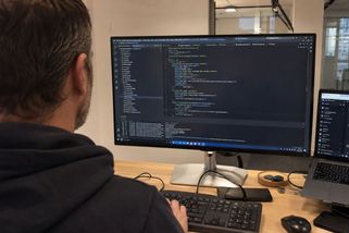 „Včera jsem bral 120 000, dnes jsem na pracáku.“ Programátoři přichází o práci a nemají na splácení hypoték