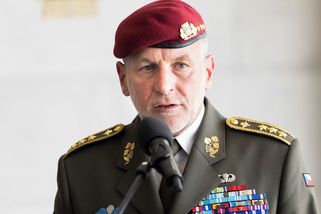Živě: Ve vrtulníku zemřela žena, řekl náčelník generálního štábu - Seznam Zprávy