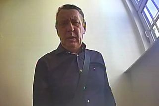 Muž nechal v plzeňském bankomatu 80 tisíc, zloděj je sebral. Policie hledá muže ze záznamu - Novinky
