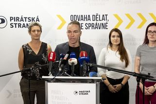 Padají první hlavy u Pirátů. Po fiasku končí místopředsedkyně, Bartoš zatím ne - Seznam Zprávy