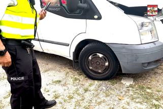 „Ty kola jsou taky vaše.“ Policisté zakázali jízdu dodávce v žalostném technickém stavu - Novinky