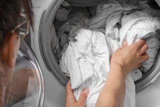Otestovali jsme 5 pracích gelů na bílé prádlo. Vítěz vrátil zašedlým tričkům i utěrkám svěžejší bílou