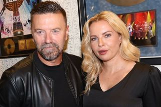 Řepka přistižen při líbačce s cizí brunetou! Nejsem bez chyb a moje žena to ví, napsal - Super.cz