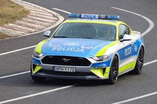 Osmiválcový Ford Mustang polské policie vydržel ve službě jen 115 dní - Garáž.cz