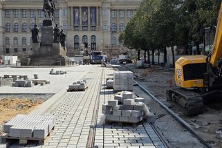 Obrazem: Václavák už dostává svou novou tramvajovou podobu. Co je hotovo a co se připravuje