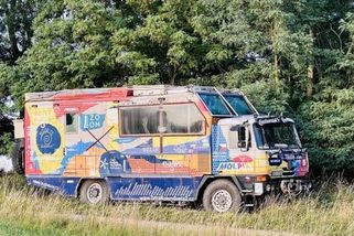 Zřítila se ze srázu, teď stojí hodně peněz. Slavná Tatra z kontroverzní expedice je právě na prodej