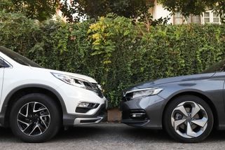 Takhle parkuje před domem spousta řidičů. Za auto otočené proti směru může přijít pokuta až 5 000 Kč