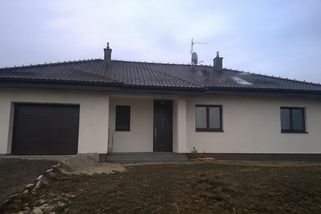 Nechali postavit dům podle projektu. Přesto dostala rodina pokutu