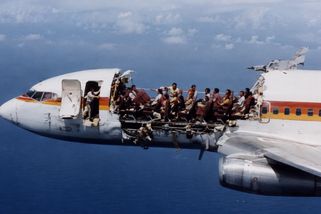 Z Boeingu 737 se stal ve vzduchu kabriolet, přišel o část střechy. Piloti zachránili 94 lidí - Médium.cz