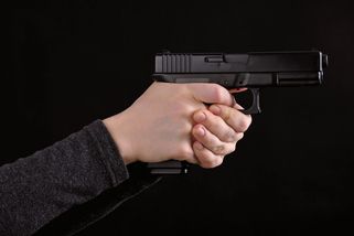 Policisté dopadli lupiče, který přepadl se zbraní v ruce dvě pobočky pošty - Novinky