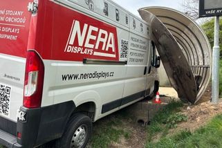 Lažany dělí rušný tah Brno-Svitavy, auta po haváriích končí na chodnících - Novinky