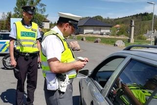 Cizinec pod vlivem alkoholu nabídl policistům na Karlovarsku úplatek 50 tisíc - Novinky