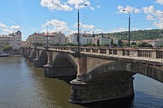 Kamenné ochozy Palackého mostu v Praze se drolí, rekonstrukce je v nedohlednu