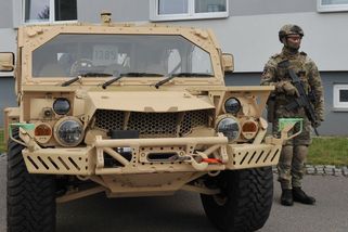 Chrudimští výsadkáři si od Američanů převzali útočná vozidla Flyer, nahradí kajmany - Novinky