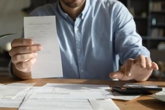 Řemeslníci přišli na způsob, jak z Čechů vytáhnout desetitisíce. „Zakázka za 25 tisíc, faktura klidně dvojnásobná“