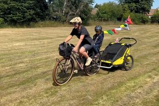 Bez tréninku a se dvěma dětmi v závěsu. Britka ujela v létě přes 1600 kilometrů - Novinky