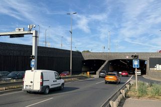 Desetiletá lhůta vypršela. Ale neplatné cedule v ulicích Prahy zůstávají - Seznam Zprávy