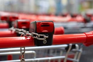 Muž jí v supermarketu vzal prázdný vozík. Kvůli desetikoruně přidával do kroku