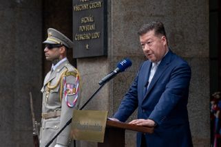 Výročí okupace se pro Okamuru změnilo v politickou facku. Dav pískal a křičel hanba, Hřib přidal drtivý verdikt