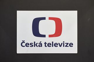 Češi brečí, televize mlčí: Za 7 dní začne platit nový koncesionářský poplatek 250 000 Kč ročně