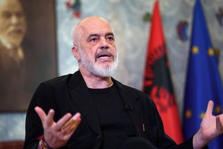 Specifickým stylem oslňuje v zahraničí, doma se na něj valí hněv - Seznam Zprávy