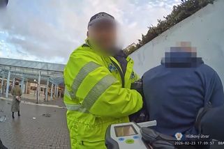 Kalhoty u kolen, v krvi čtyři promile. Záběry z kamer v MHD, ze kterých vám nebude dobře | Emhádéčko
