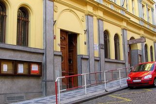 Jan Kašpar z Divadla Járy Cimrmana nasadil parohy samotnému Havlovi, skončil u sedacích rolí - Médium.cz