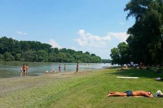 Příbuzní sypali do vody popel po nebožtíkovi, poblíž se koupaly děti. V obci u Dunaje nepřekvapivý jev - Novinky