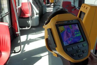 U okna přes 50 stupňů. Měřili jsme s termokamerou v neklimatizované tramvaji