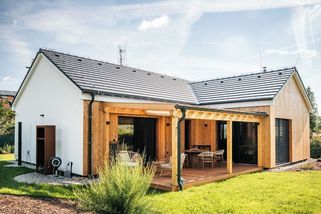 Úřady zamítly stavbu rodinného domu. Problém s příjezdem a kanalizací vyřešil originální nápad - Novinky