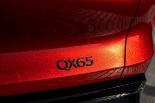 Nové SUV od Infiniti má v laku pravé zlato. Do fabriky ho přepravují v obrněném voze