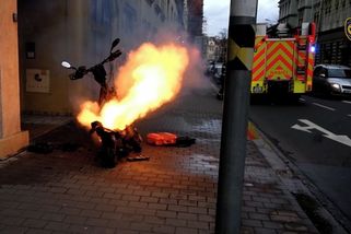 Nenabíjejte je v noci. Hasič radí, jak předejít požáru od elektrokoloběžky - Novinky