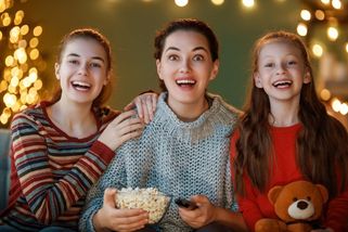 Čím televize překvapí na silvestra a Nový rok? Zábavná nabídka staví na novinkách i populární klasice - Proženy.cz