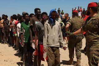 Nesahej na telefon! Migranti mizí, část vzdoruje, Ceuta spílá vládě. Drama očima reportérky Aktuálně